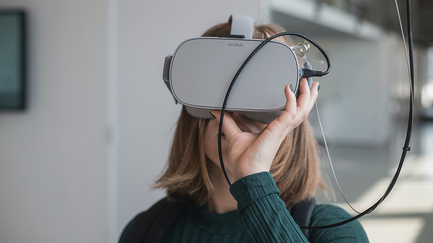 Ein junges Mädchen trägt eine Virtual-Reality-Brille