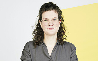 Portraitfoto von Julia Meisner vor hellem Hintergrund