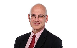 Portraitfoto von Prof. Dr. Vollker Wohlgemuth vor weißem Hintergrund