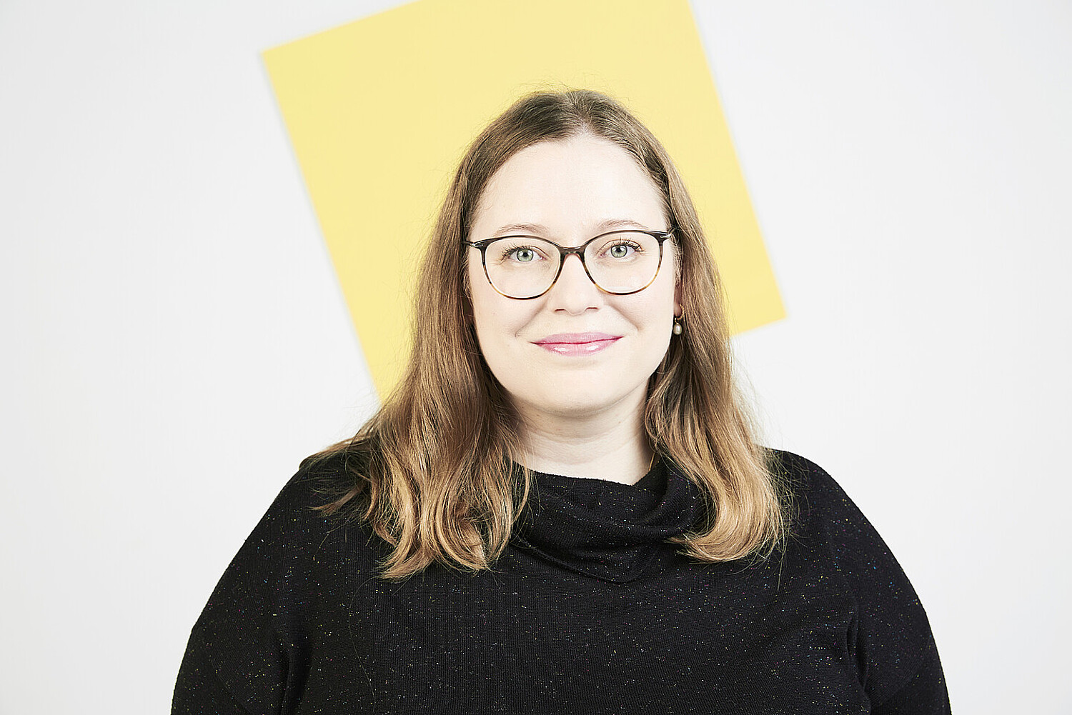 Porträt von Katharina Weitz vor einer quadratischen gelben Fläche