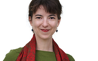 Portraitfoto von Linda Schwarz vor weißem Hintergrund
