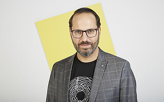 Portraitfoto von Daniel Krupka vor hellem Hintergrund